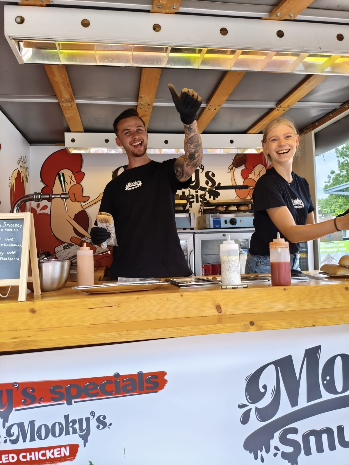 Het Mooky's team aan het werk