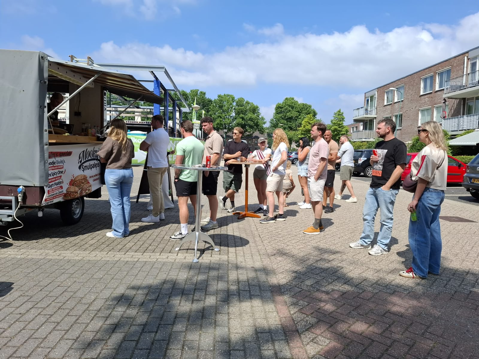 Mensen in de rij bij Mooky's